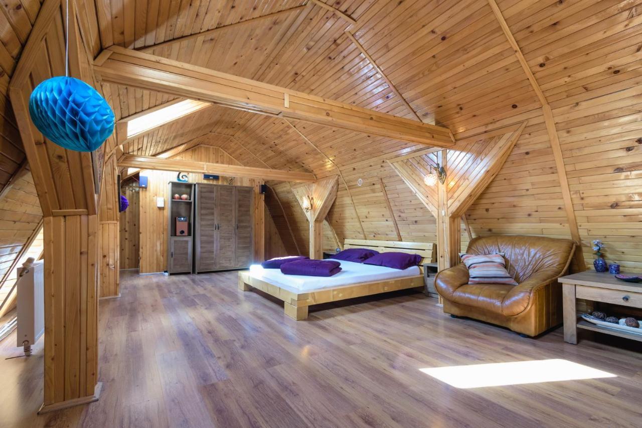 Apartamento Wooden Attic Braşov Exterior foto